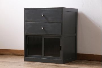 アンティーク家具　モールガラス入り　シャビーなペイントがおしゃれなサイドキャビネット(サイドチェスト、戸棚)(R-043741)