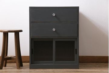 アンティーク家具　モールガラス入り　シャビーなペイントがおしゃれなサイドキャビネット(サイドチェスト、戸棚)(R-043741)