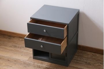 アンティーク家具　モールガラス入り　シャビーなペイントがおしゃれなサイドキャビネット(サイドチェスト、戸棚)(R-043741)