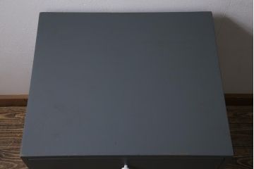 アンティーク家具　モールガラス入り　シャビーなペイントがおしゃれなサイドキャビネット(サイドチェスト、戸棚)(R-043741)