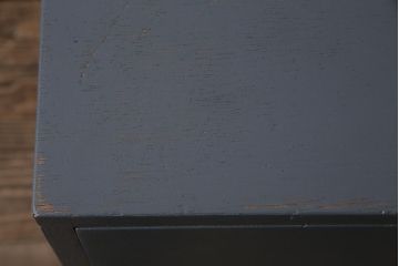 アンティーク家具　モールガラス入り　シャビーなペイントがおしゃれなサイドキャビネット(サイドチェスト、戸棚)(R-043741)