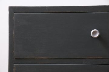 アンティーク家具　モールガラス入り　シャビーなペイントがおしゃれなサイドキャビネット(サイドチェスト、戸棚)(R-043741)