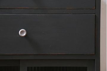 アンティーク家具　モールガラス入り　シャビーなペイントがおしゃれなサイドキャビネット(サイドチェスト、戸棚)(R-043741)