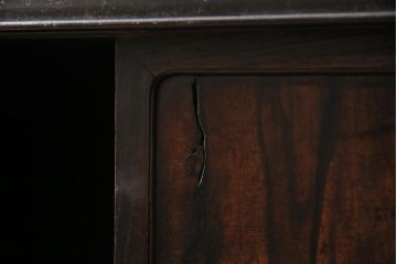 アンティーク家具　前面黒柿材　黒々とした杢目が魅力的な渋い趣の茶箪笥(茶棚、飾り棚、戸棚、収納棚)(R-043742)