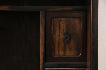 アンティーク家具　前面黒柿材　黒々とした杢目が魅力的な渋い趣の茶箪笥(茶棚、飾り棚、戸棚、収納棚)(R-043742)