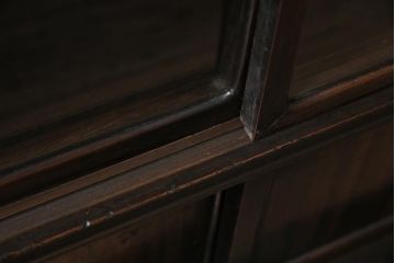アンティーク家具　前面黒柿材　黒々とした杢目が魅力的な渋い趣の茶箪笥(茶棚、飾り棚、戸棚、収納棚)(R-043742)