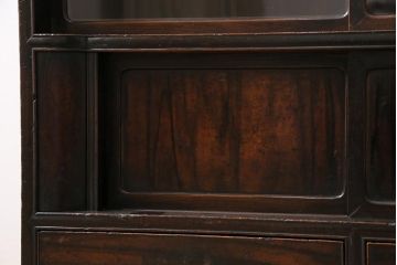 アンティーク家具　前面黒柿材　黒々とした杢目が魅力的な渋い趣の茶箪笥(茶棚、飾り棚、戸棚、収納棚)(R-043742)
