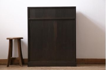 アンティーク家具　前面黒柿材　黒々とした杢目が魅力的な渋い趣の茶箪笥(茶棚、飾り棚、戸棚、収納棚)(R-043742)