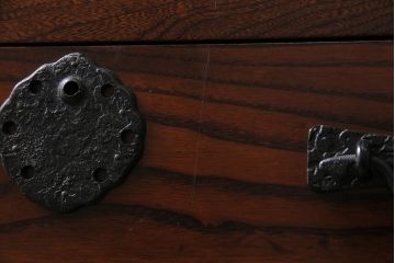 中古　志太民芸家具　たんす40　金具が印象的な車箪笥(タンス、引き出し)(定価約45万円)(R-043744)