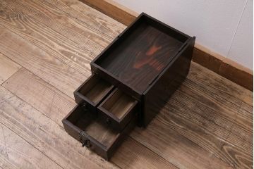 アンティーク家具　古民具・骨董　昭和初期　真鍮金具　総欅(ケヤキ)材　貫禄漂う風合いが魅力的な硯箱(小引き出し、小物収納)(R-043749)
