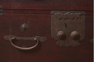 アンティーク家具　和製アンティーク　明治大正期　前面ケヤキ材　金具の意匠が目を惹く二本松箪笥(和箪笥、衣装箪笥)(R-043755)