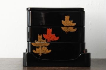 昭和期　輪島塗　松図木製三段重・重台　箱付き(重箱、漆器)(R-043770)