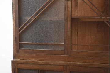 アンティーク家具　昭和初期　総ケヤキ材　結霜・ダイヤガラス　大正ロマンの雰囲気漂うガラス食器棚(キャビネット、収納棚、戸棚)(R-043781)