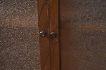 アンティーク家具　昭和初期　総ケヤキ材　結霜・ダイヤガラス　大正ロマンの雰囲気漂うガラス食器棚(キャビネット、収納棚、戸棚)(R-043781)
