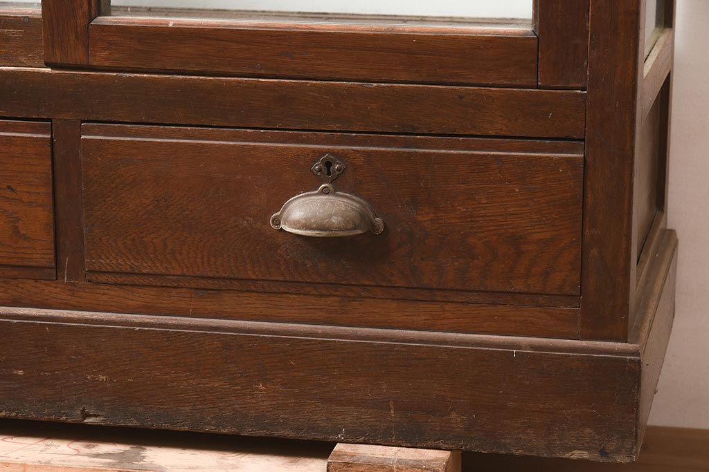 アンティーク家具　昭和初期　ナラ材　レトロな雰囲気漂うガラスケース(ショーケース、陳列棚、飾り棚)(R-043786)