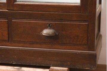 アンティーク家具　昭和初期　ナラ材　レトロな雰囲気漂うガラスケース(ショーケース、陳列棚、飾り棚)(R-043786)