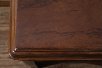 ビンテージ家具　オールドマルニ　maruni(マルニ木工)　棚付き　優雅な雰囲気漂う木製のサイドテーブル(花台)(R-043796)