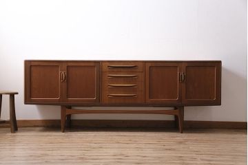ヴィンテージ家具　北欧ビンテージ　G-PLAN(ジープラン)　Fresco(フレスコ)　Long John(ロングジョン)　幅広サイズのサイドボード(収納棚)(R-043821)