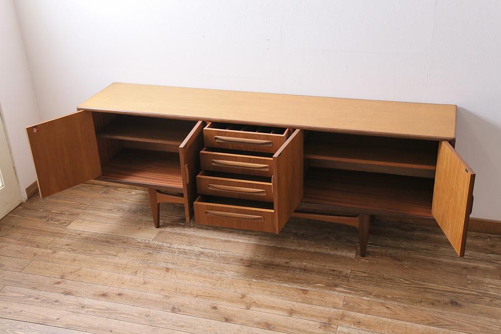 ヴィンテージ家具　北欧ビンテージ　G-PLAN(ジープラン)　Fresco(フレスコ)　Long John(ロングジョン)　幅広サイズのサイドボード(収納棚)(R-043821)