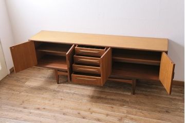 ヴィンテージ家具　北欧ビンテージ　G-PLAN(ジープラン)　Fresco(フレスコ)　Long John(ロングジョン)　幅広サイズのサイドボード(収納棚)(R-043821)