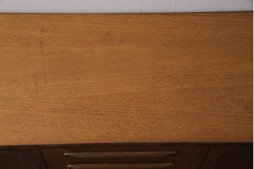 ヴィンテージ家具　北欧ビンテージ　G-PLAN(ジープラン)　Fresco(フレスコ)　Long John(ロングジョン)　幅広サイズのサイドボード(収納棚)(R-043821)