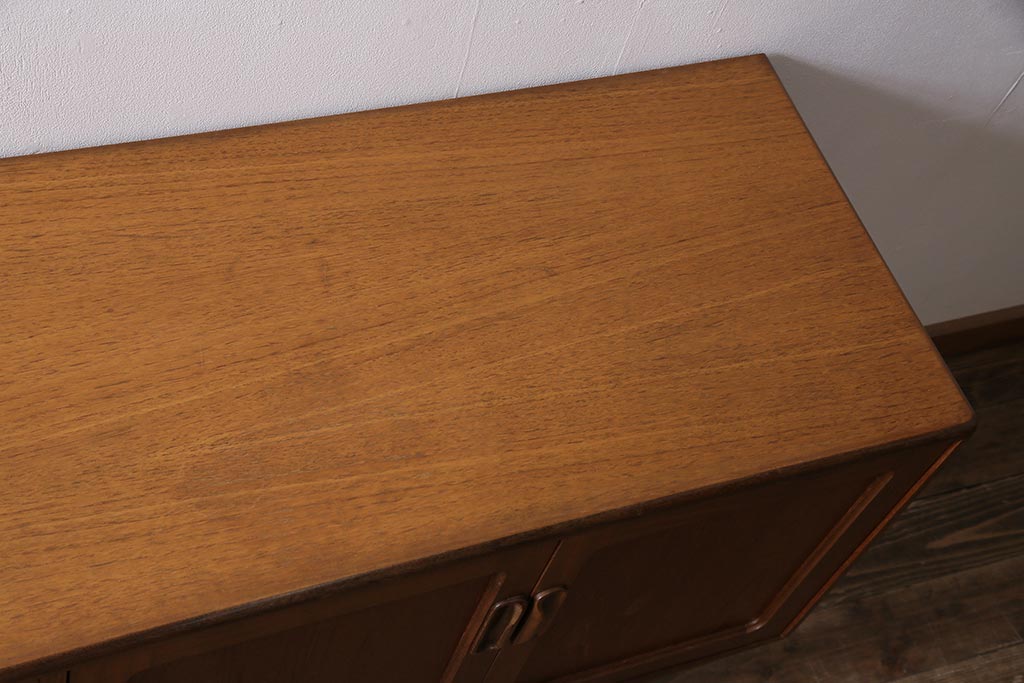 ヴィンテージ家具　北欧ビンテージ　G-PLAN(ジープラン)　Fresco(フレスコ)　Long John(ロングジョン)　幅広サイズのサイドボード(収納棚)(R-043821)