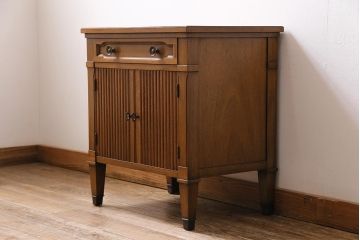中古　DREXEL HERITAGE(ドレクセルヘリテイジ)　Triune(トライユン)　ナイトスタンド(サイドテーブル、ナイトテーブル、サイドキャビネット)(定価約25万円)(R-043825)