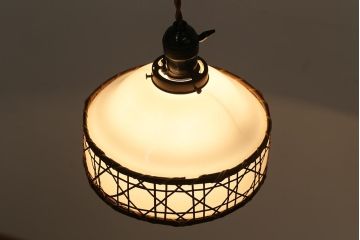 レトロ照明　昭和初期　和の味わい溢れる竹編みのシェードのペンダントライト(電笠、天井照明)(R-043827)