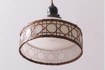 レトロ照明　昭和初期　和の味わい溢れる竹編みのシェードのペンダントライト(電笠、天井照明)(R-043827)