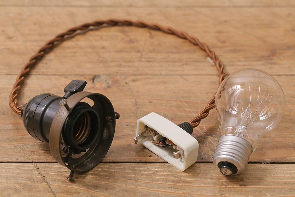 レトロ照明　昭和初期　和の味わい溢れる竹編みのシェードのペンダントライト(電笠、天井照明)(R-043827)