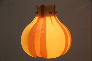 ビンテージ照明　和製ビンテージ　1970年頃　たまねぎのようなフォルムとポップなカラーが目を惹く天井照明(ペンダントライト)(R-043830)