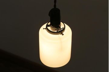 レトロ照明　昭和レトロ　昭和中期　シンプルで馴染みやすい筒型吊り下げ照明(シェード、天井照明、ペンダントライト)(R-043832)