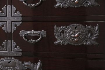中古　仙台民芸箪笥(仙台箪笥)　欅産業　木地呂塗りと牡丹金具が美しい衣装箪笥(整理箪笥、引き出し)(定価約115万円)(R-043835)