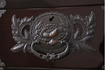 中古　仙台民芸箪笥(仙台箪笥)　欅産業　木地呂塗りと牡丹金具が美しい衣装箪笥(整理箪笥、引き出し)(定価約115万円)(R-043835)