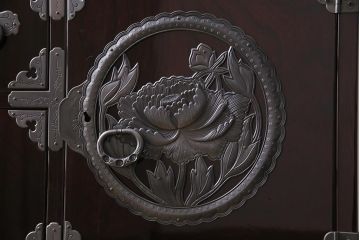 中古　仙台民芸箪笥(仙台箪笥)　欅産業　木地呂塗りと牡丹金具が美しい衣装箪笥(整理箪笥、引き出し)(定価約115万円)(R-043835)