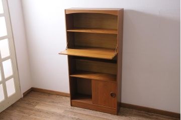 ビンテージ家具　北欧ヴィンテージ　チーク材　温かみのある木の風合いが魅力的なウォールユニット(キャビネット、収納棚、飾り棚)(R-043853)