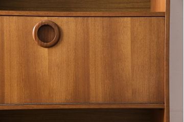 ビンテージ家具　北欧ヴィンテージ　チーク材　温かみのある木の風合いが魅力的なウォールユニット(キャビネット、収納棚、飾り棚)(R-043853)