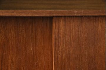 ビンテージ家具　北欧ヴィンテージ　チーク材　温かみのある木の風合いが魅力的なウォールユニット(キャビネット、収納棚、飾り棚)(R-043853)