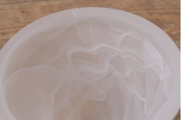 ヴィンテージ照明　イギリスビンテージ　ミルクが混ざったかのような斑が美しい天井照明(吊り下げ照明、ペンダントライト)(R-043858)