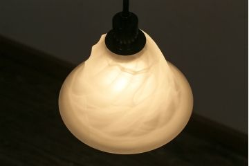 ヴィンテージ照明　イギリスヴィンテージ　ミルクが混ざったかのようなまだらが美しい天井照明(吊り下げ照明、ペンダントライト)(R-043860)