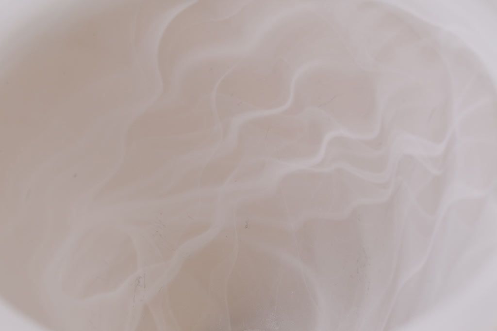 ヴィンテージ照明　イギリスヴィンテージ　ミルクが混ざったかのようなまだらが美しい天井照明(吊り下げ照明、ペンダントライト)(R-043860)