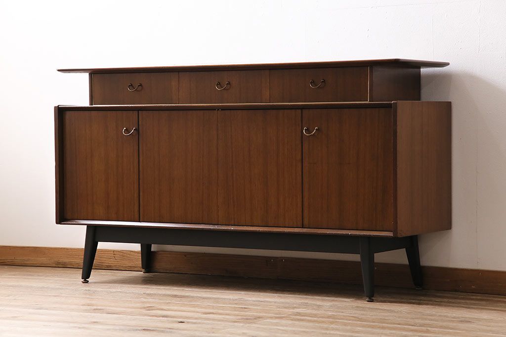 ヴィンテージ家具　北欧ビンテージ　G-PLAN　BBシリーズ　スタイリッシュなデザインのサイドボード(リビングボード、収納棚)(R-043894)