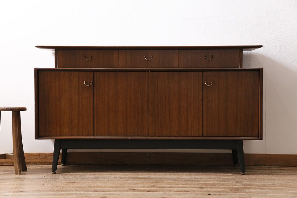 ヴィンテージ家具　北欧ビンテージ　G-PLAN　BBシリーズ　スタイリッシュなデザインのサイドボード(リビングボード、収納棚)(R-043894)
