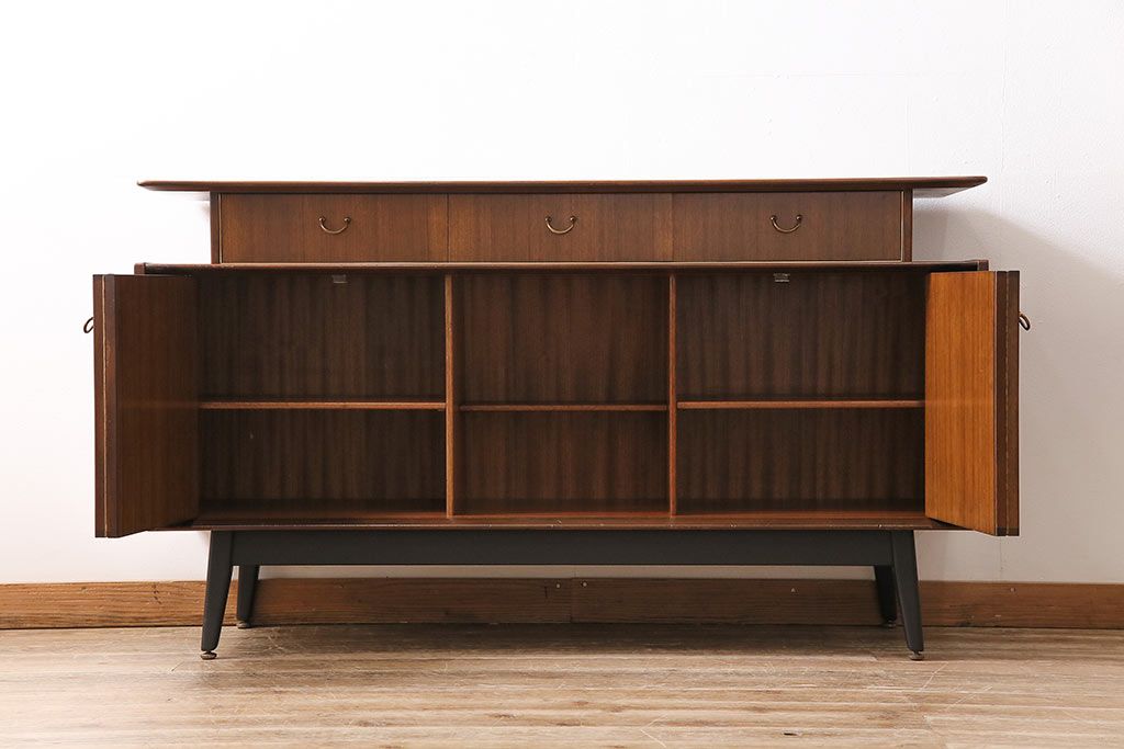 ヴィンテージ家具　北欧ビンテージ　G-PLAN　BBシリーズ　スタイリッシュなデザインのサイドボード(リビングボード、収納棚)(R-043894)