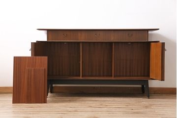 ヴィンテージ家具　北欧ビンテージ　G-PLAN　BBシリーズ　スタイリッシュなデザインのサイドボード(リビングボード、収納棚)(R-043894)