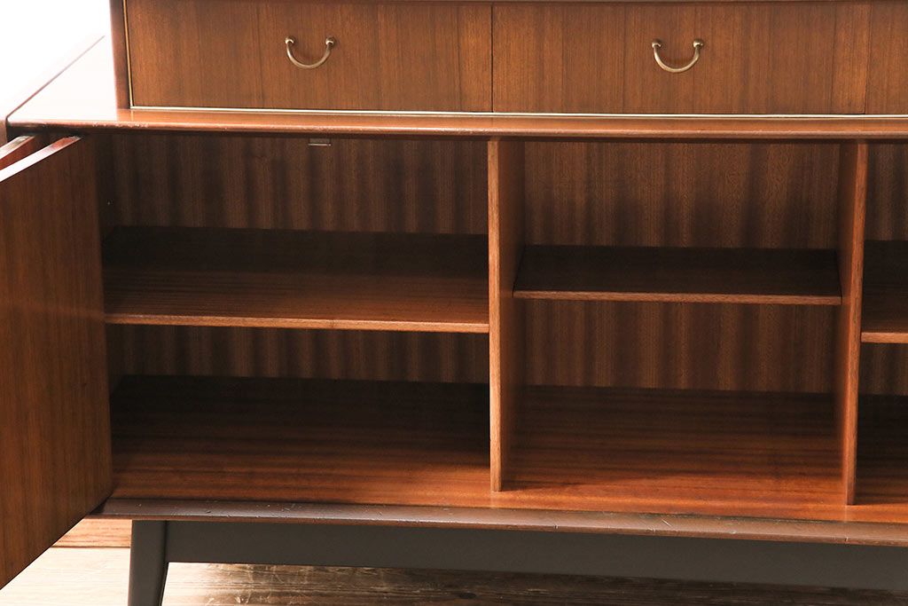 ヴィンテージ家具　北欧ビンテージ　G-PLAN　BBシリーズ　スタイリッシュなデザインのサイドボード(リビングボード、収納棚)(R-043894)