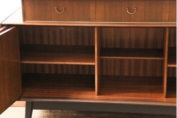 ヴィンテージ家具　北欧ビンテージ　G-PLAN　BBシリーズ　スタイリッシュなデザインのサイドボード(リビングボード、収納棚)(R-043894)