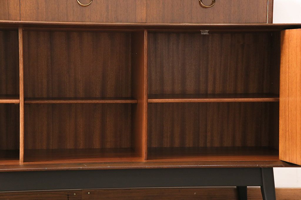 ヴィンテージ家具　北欧ビンテージ　G-PLAN　BBシリーズ　スタイリッシュなデザインのサイドボード(リビングボード、収納棚)(R-043894)