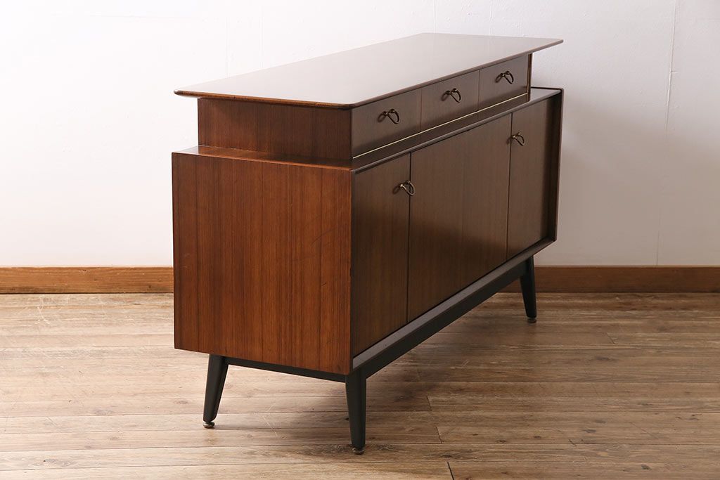 ヴィンテージ家具　北欧ビンテージ　G-PLAN　BBシリーズ　スタイリッシュなデザインのサイドボード(リビングボード、収納棚)(R-043894)