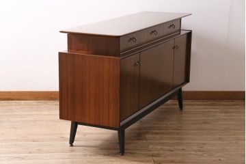 ヴィンテージ家具　北欧ビンテージ　G-PLAN　BBシリーズ　スタイリッシュなデザインのサイドボード(リビングボード、収納棚)(R-043894)